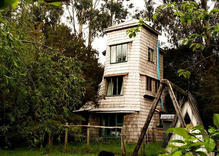 Unique Tree House Hideaway