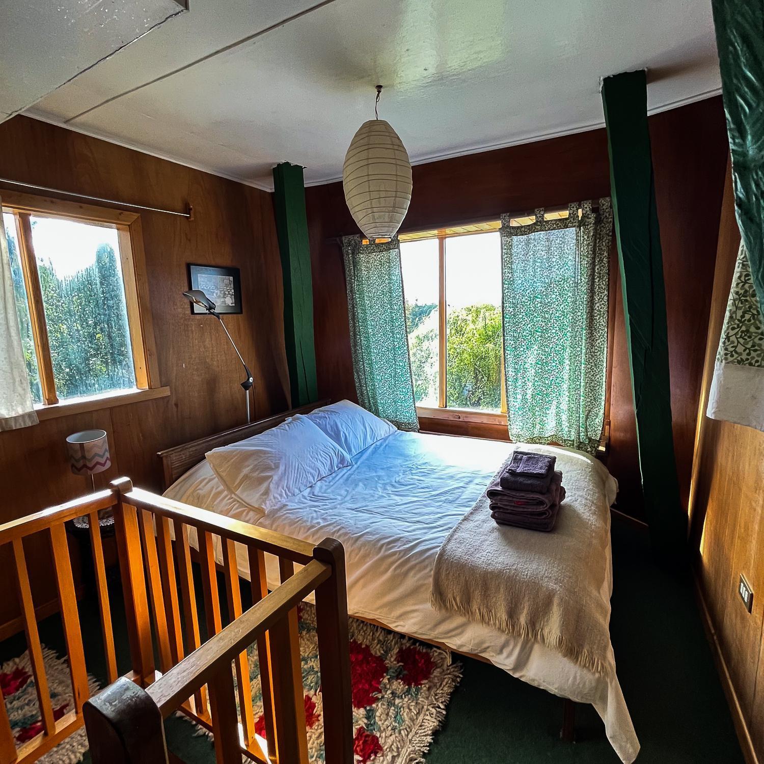 Unique Tree House Hideaway *